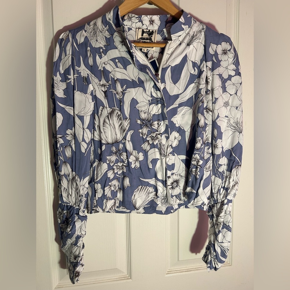 Jaase Cream zipper Down Shirt with Notched Collar and Ruched Sleeves